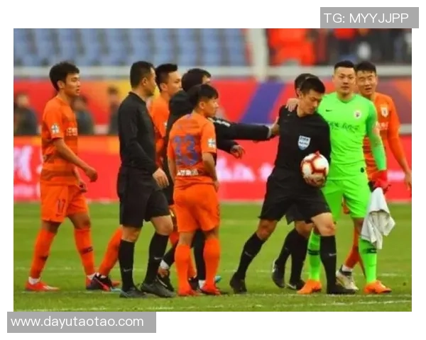 足球球星公开不屑球迷行为引发热议 球迷与球员关系再度紧张